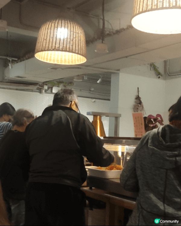 素食自助餐，款色選擇多，味道就見仁見智，不過可以一試！