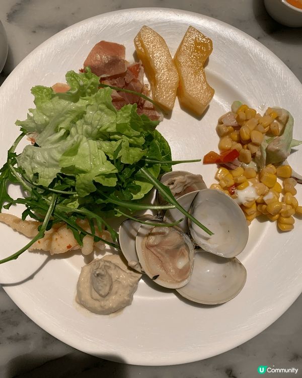 萬豪酒店自助餐有豐富食物，沙律，海鮮，甜品非常美味😋