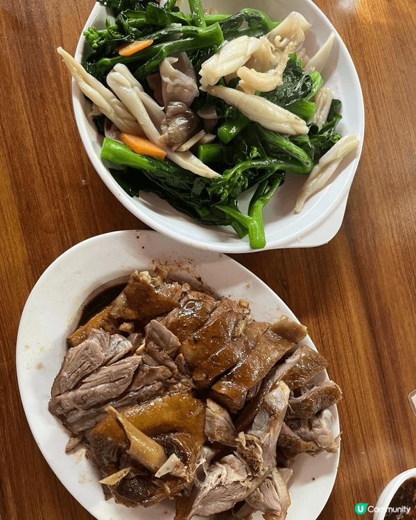 位於油麻地的紅伶飯店每天晚上都大排長龍，是來打冷的好選擇。餐...