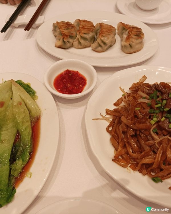 深圳的酒樓好抵食,有炒牛河,叉燒包,青菜,蝦餃,腸粉,韮菜餃...