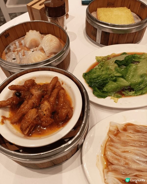 深圳的酒樓好抵食,有炒牛河,叉燒包,青菜,蝦餃,腸粉,韮菜餃...