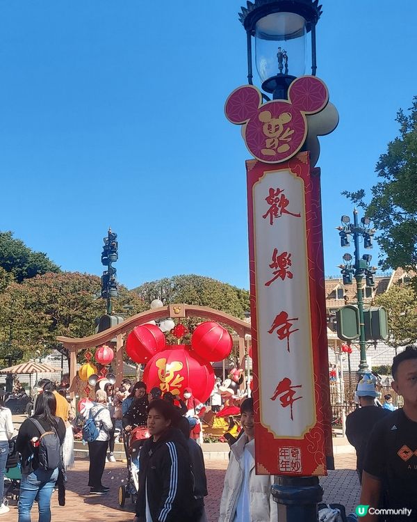 農曆新年的氣氛傳入迪迪尼同商場，喜氣洋洋，蛇年快樂！