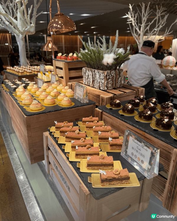 Klook 買二送一嘅香格里拉自助晚餐，好多選擇，主要是海鮮...