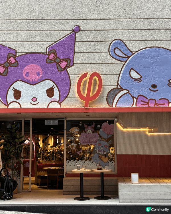 Kuromi主題Cafe好正！門口有大大隻Kuromi裝飾，...