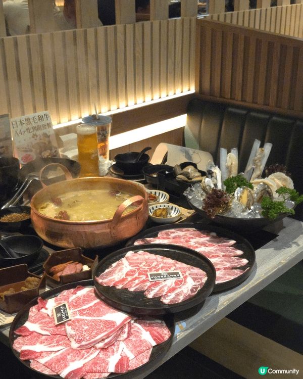 火鍋底選擇了三椒酸菜鮮魚鍋，湯底酸辣開胃。日本A4+黑毛和牛...