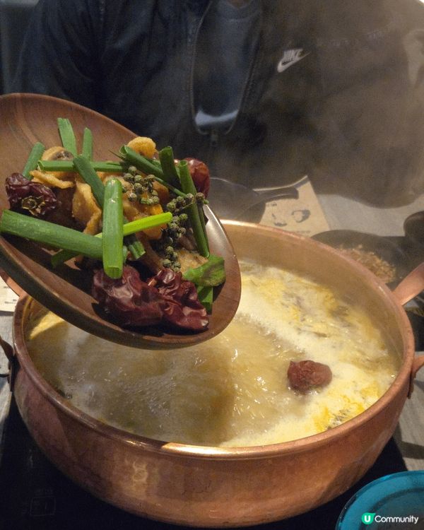 火鍋底選擇了三椒酸菜鮮魚鍋，湯底酸辣開胃。日本A4+黑毛和牛...