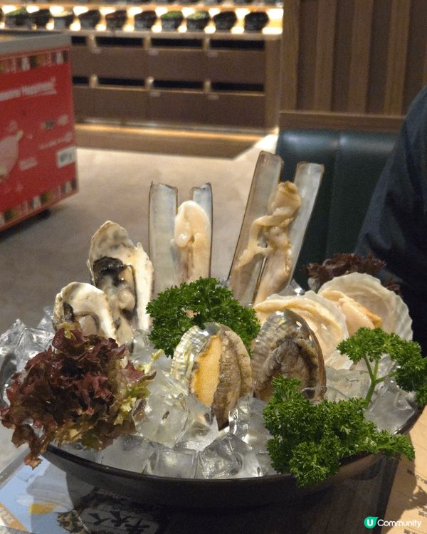 火鍋底選擇了三椒酸菜鮮魚鍋，湯底酸辣開胃。日本A4+黑毛和牛...