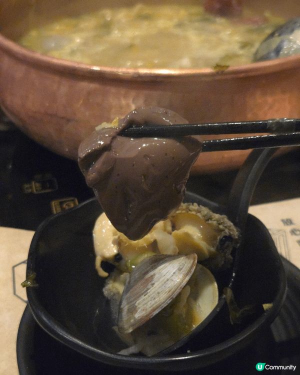 火鍋底選擇了三椒酸菜鮮魚鍋，湯底酸辣開胃。日本A4+黑毛和牛...