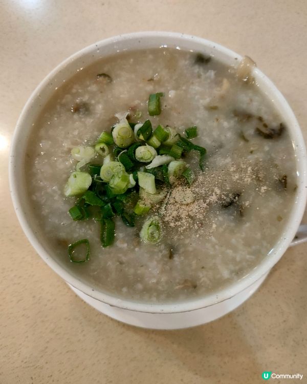 北角站對面甜品店，菜乾蠔豉豬骨粥！😋