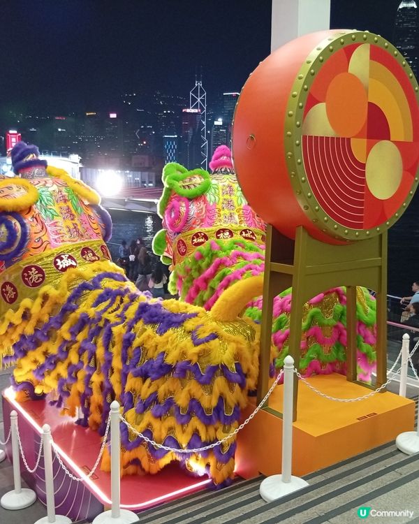  海港城醒獅長廊，彩獅鼓躍新年佈置！🎉🦁