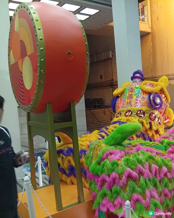  海港城醒獅長廊，彩獅鼓躍新年佈置！🎉🦁