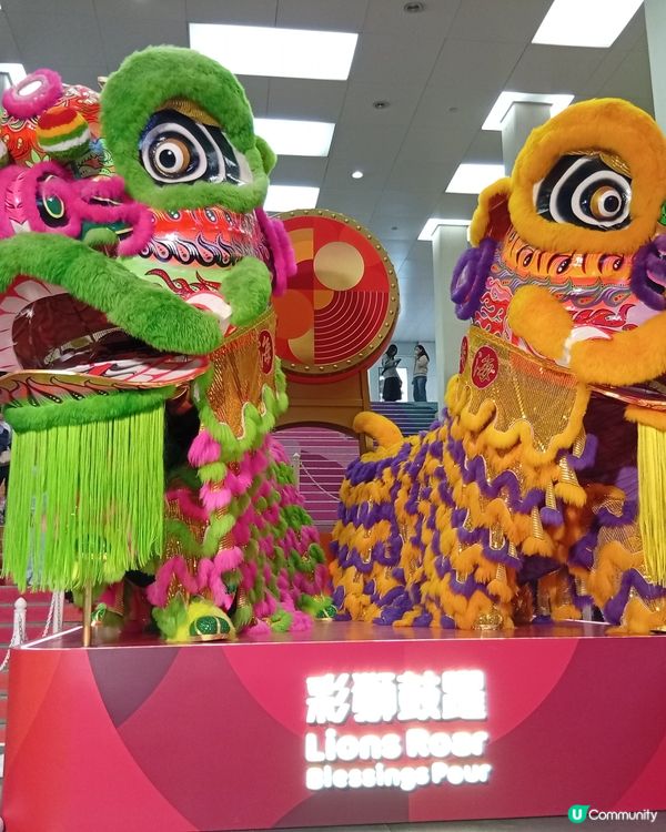  海港城醒獅長廊，彩獅鼓躍新年佈置！🎉🦁