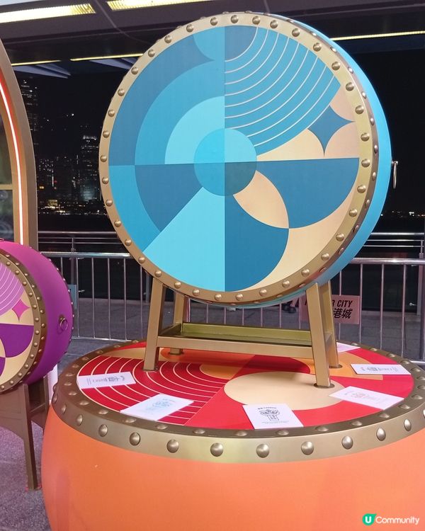  海港城醒獅長廊，彩獅鼓躍新年佈置！🎉🦁