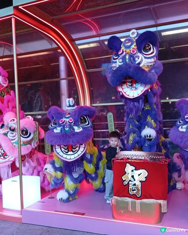  海港城醒獅長廊，彩獅鼓躍新年佈置！🎉🦁