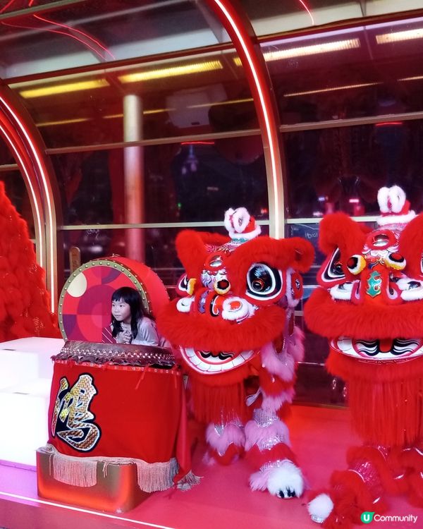  海港城醒獅長廊，彩獅鼓躍新年佈置！🎉🦁