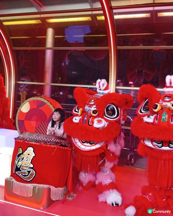  海港城醒獅長廊，彩獅鼓躍新年佈置！🎉🦁