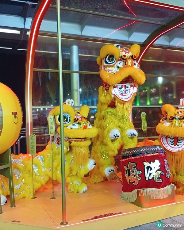  海港城醒獅長廊，彩獅鼓躍新年佈置！🎉🦁