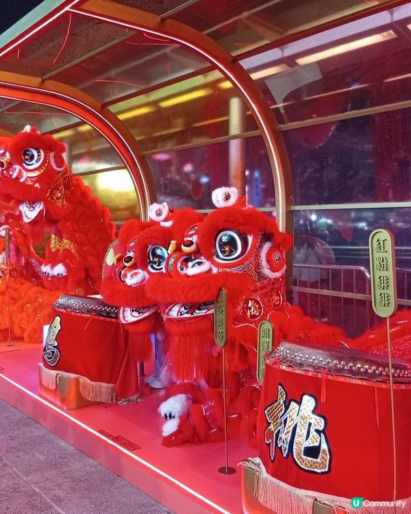  海港城醒獅長廊，彩獅鼓躍新年佈置！🎉🦁