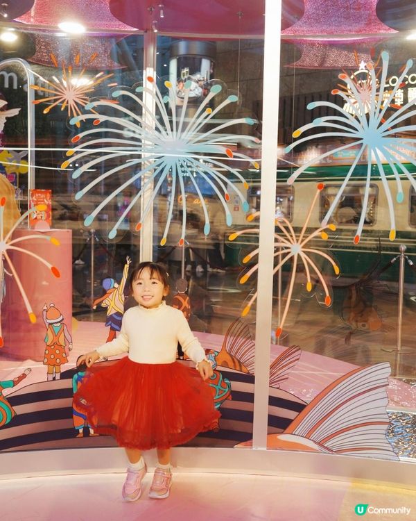 2025新年商場打卡推介｜朗豪坊「金魚奇幻三部曲」｜「游魚遊戲」互動玩樂裝置｜本地版畫藝術家兼紋身師李寧首次跨界合作｜本地潮流品牌 GROCERY 聯乘別注版隨身包