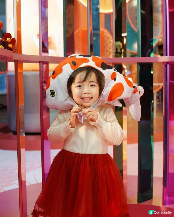 2025新年商場打卡推介｜朗豪坊「金魚奇幻三部曲」｜「游魚遊戲」互動玩樂裝置｜本地版畫藝術家兼紋身師李寧首次跨界合作｜本地潮流品牌 GROCERY 聯乘別注版隨身包