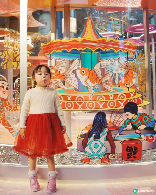 2025新年商場打卡推介｜朗豪坊「金魚奇幻三部曲」｜「游魚遊戲」互動玩樂裝置｜本地版畫藝術家兼紋身師李寧首次跨界合作｜本地潮流品牌 GROCERY 聯乘別注版隨身包