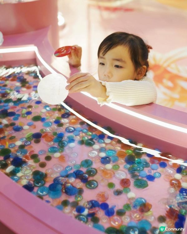 2025新年商場打卡推介｜朗豪坊「金魚奇幻三部曲」｜「游魚遊戲」互動玩樂裝置｜本地版畫藝術家兼紋身師李寧首次跨界合作｜本地潮流品牌 GROCERY 聯乘別注版隨身包