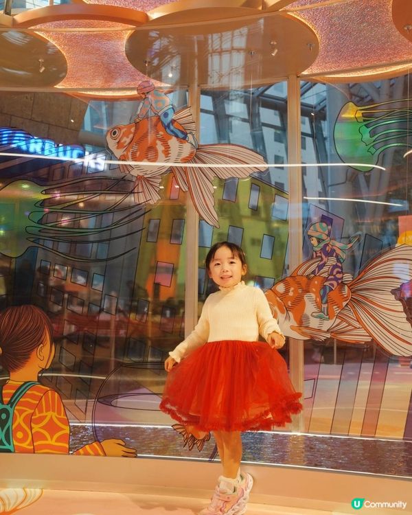 2025新年商場打卡推介｜朗豪坊「金魚奇幻三部曲」｜「游魚遊戲」互動玩樂裝置｜本地版畫藝術家兼紋身師李寧首次跨界合作｜本地潮流品牌 GROCERY 聯乘別注版隨身包