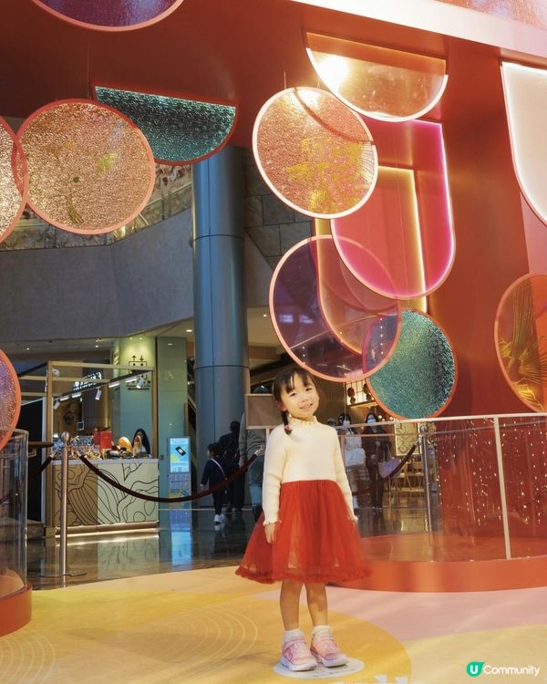 2025新年商場打卡推介｜朗豪坊「金魚奇幻三部曲」｜「游魚遊戲」互動玩樂裝置｜本地版畫藝術家兼紋身師李寧首次跨界合作｜本地潮流品牌 GROCERY 聯乘別注版隨身包