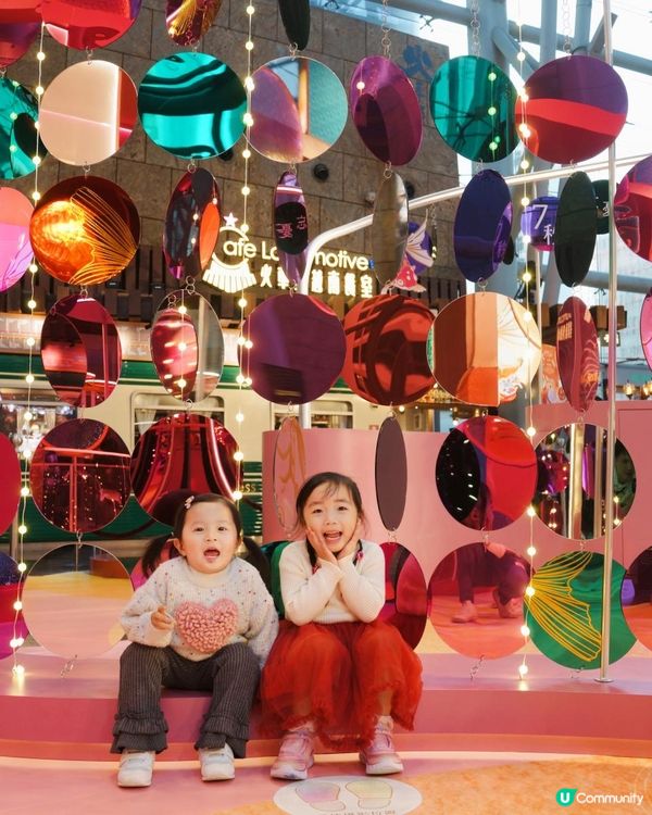 2025新年商場打卡推介｜朗豪坊「金魚奇幻三部曲」｜「游魚遊戲」互動玩樂裝置｜本地版畫藝術家兼紋身師李寧首次跨界合作｜本地潮流品牌 GROCERY 聯乘別注版隨身包