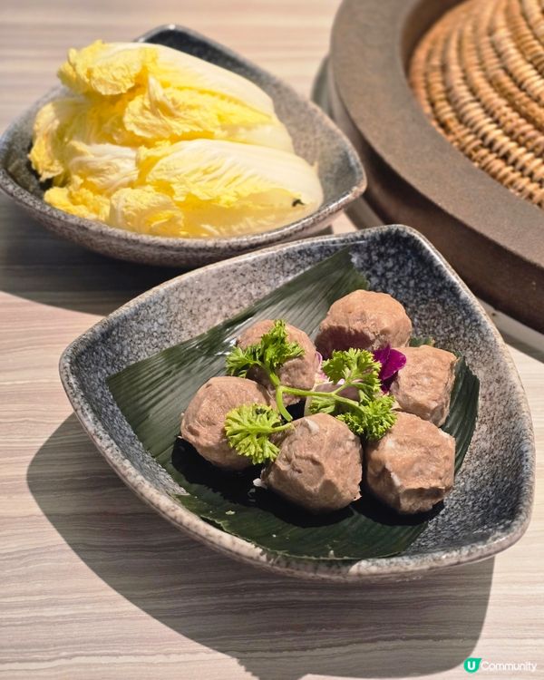 雲南特色的蒸汽石鍋魚