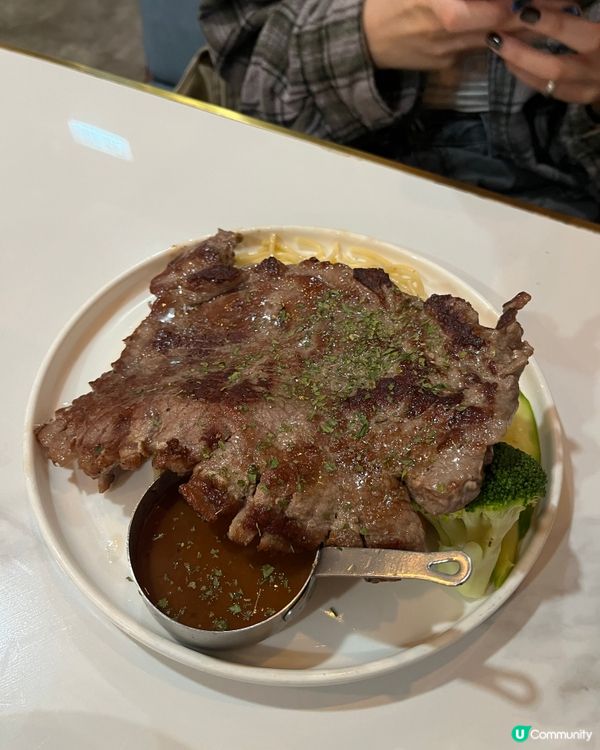 西環堅離地冰室🥩 美國西冷牛扒配黑松露野菌燒汁配意粉
