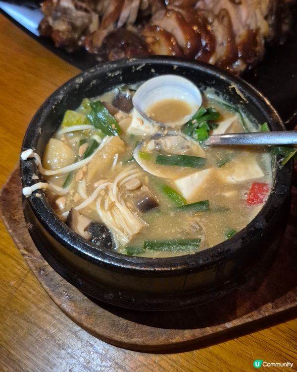 韓國街食到巨量豬手！