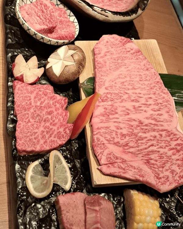 這個叫做純的日式燒肉店標榜以日本A5和牛而且設計以包廂為主有...