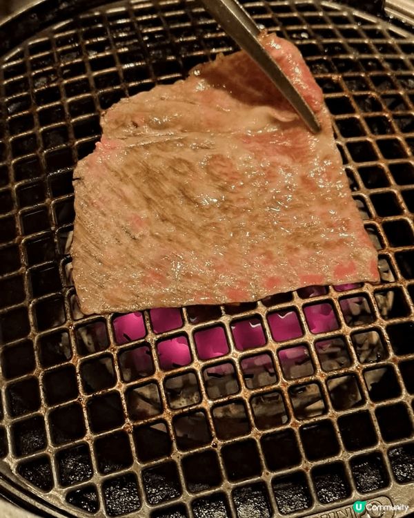 這個叫做純的日式燒肉店標榜以日本A5和牛而且設計以包廂為主有...