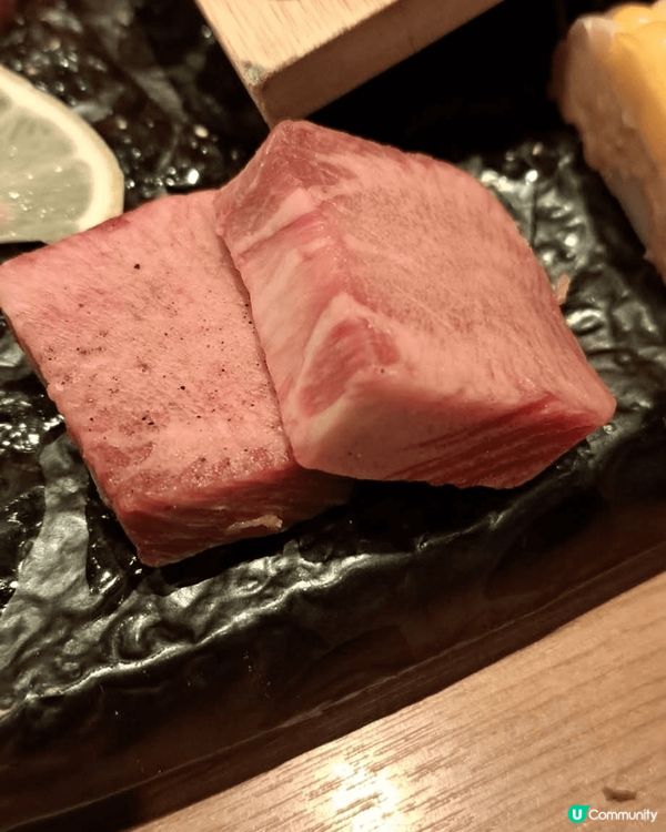 這個叫做純的日式燒肉店標榜以日本A5和牛而且設計以包廂為主有...