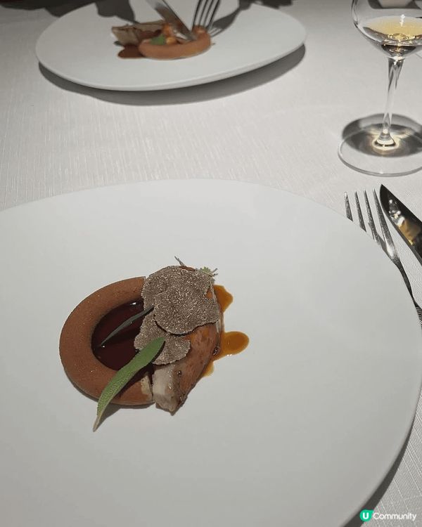 同男朋友去半島酒店慶祝拍拖8週年，環境氣氛非常浪漫，食物精緻...