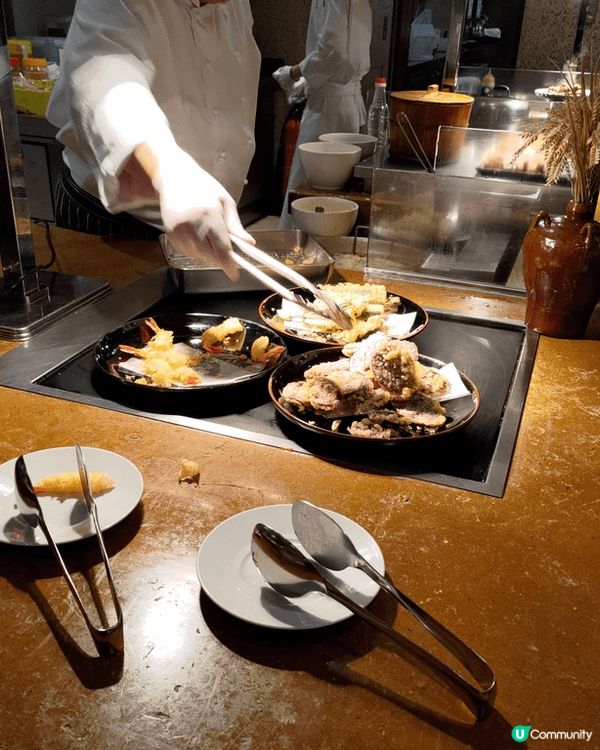 最近去咗尖沙咀K11果間凱悅酒店嘅Cafe食自助餐。冷盤同熟...