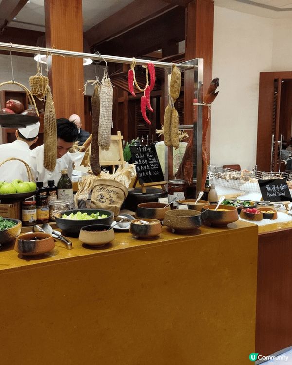 最近去咗尖沙咀K11果間凱悅酒店嘅Cafe食自助餐。冷盤同熟...