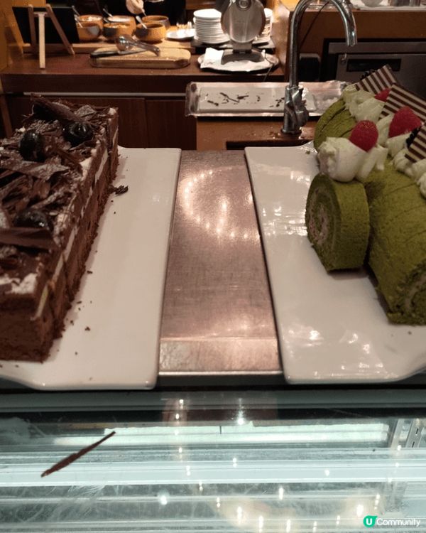 最近去咗尖沙咀K11果間凱悅酒店嘅Cafe食自助餐。冷盤同熟...