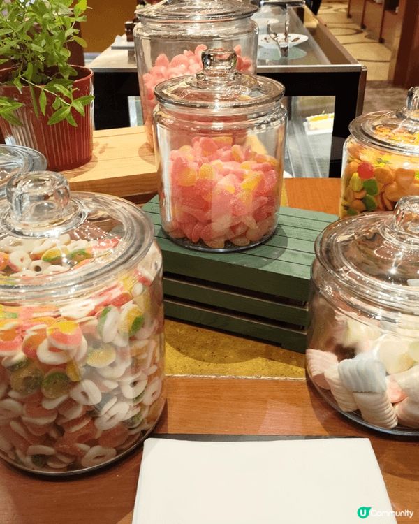 最近去咗尖沙咀K11果間凱悅酒店嘅Cafe食自助餐。冷盤同熟...