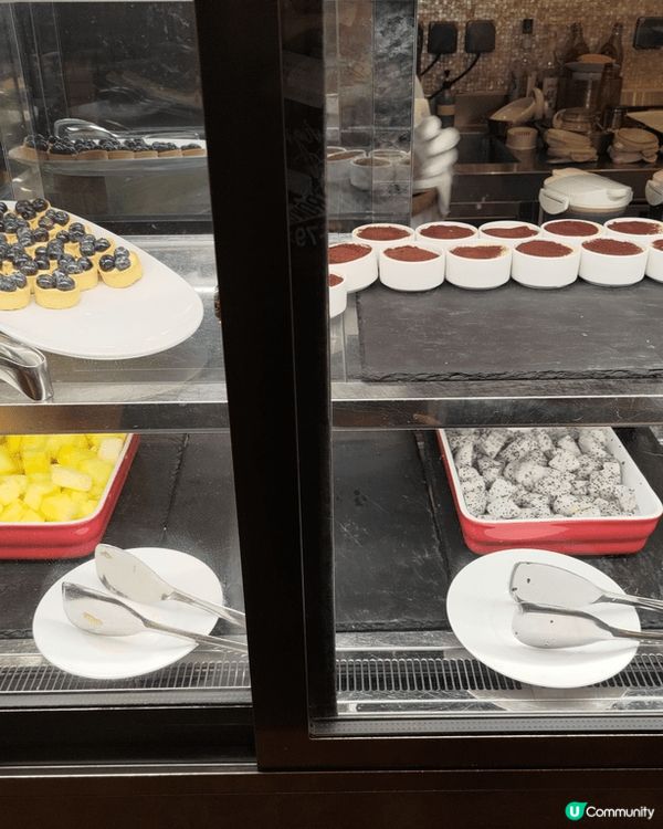 最近去咗尖沙咀K11果間凱悅酒店嘅Cafe食自助餐。冷盤同熟...