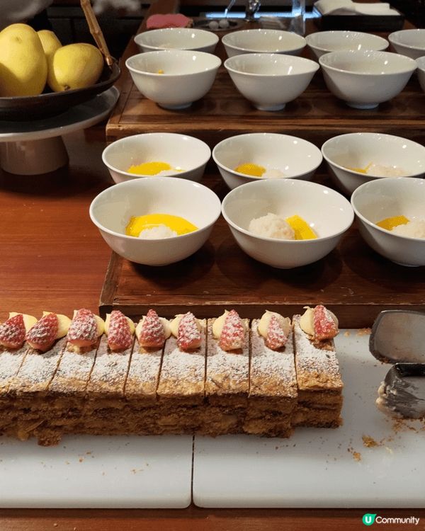 最近去咗尖沙咀K11果間凱悅酒店嘅Cafe食自助餐。冷盤同熟...