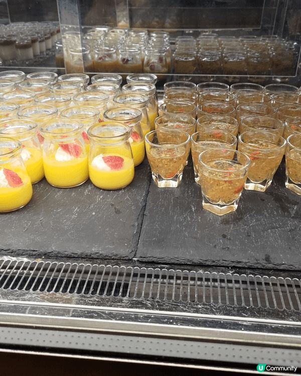 最近去咗尖沙咀K11果間凱悅酒店嘅Cafe食自助餐。冷盤同熟...