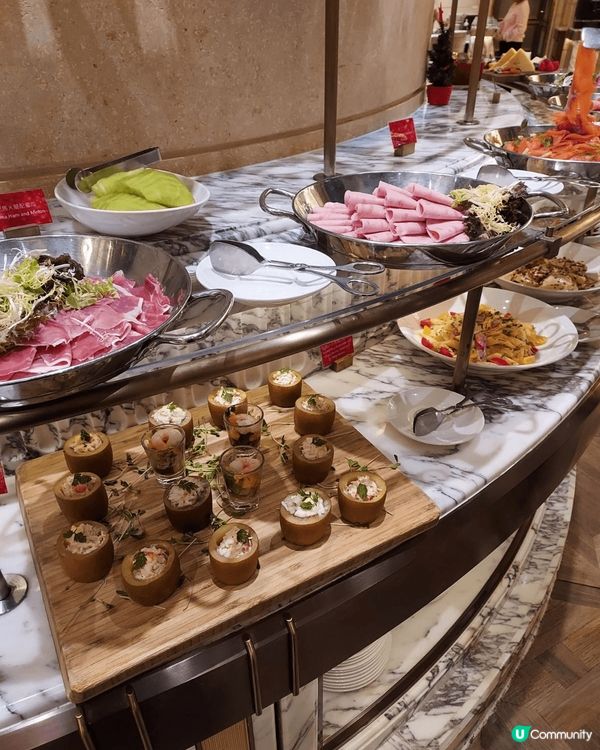 這是兩間餐廳，其中一間是泰國菜，另一間是酒店自助餐，酒店自助...