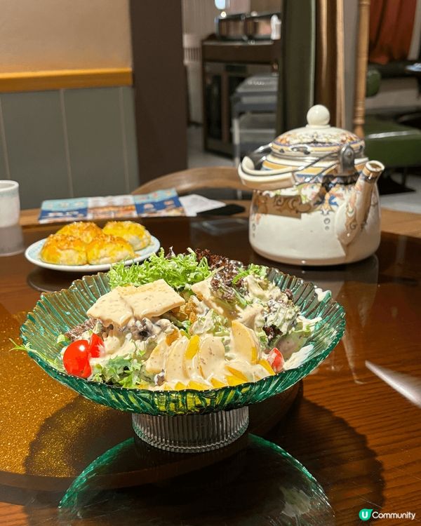 主要是去了香港及國內餐廳，最特別係在國內食蒙古菜，坐在蒙古包...