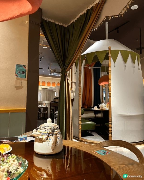 主要是去了香港及國內餐廳，最特別係在國內食蒙古菜，坐在蒙古包...