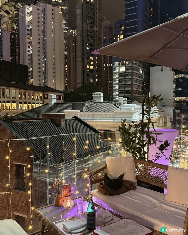 夜晚去坐露台,佈滿燈串連中環夜景,景色優美