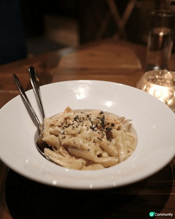 夜晚去坐露台,佈滿燈串連中環夜景,景色優美