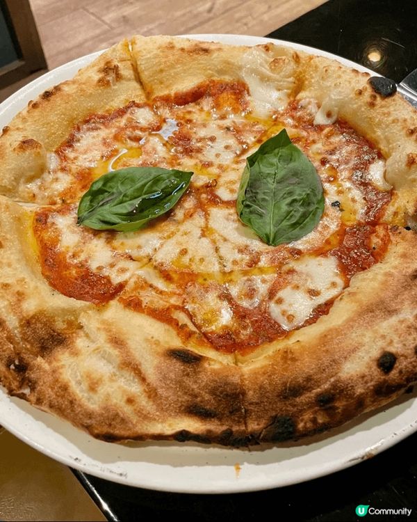 夜晚去坐露台,佈滿燈串連中環夜景,景色優美