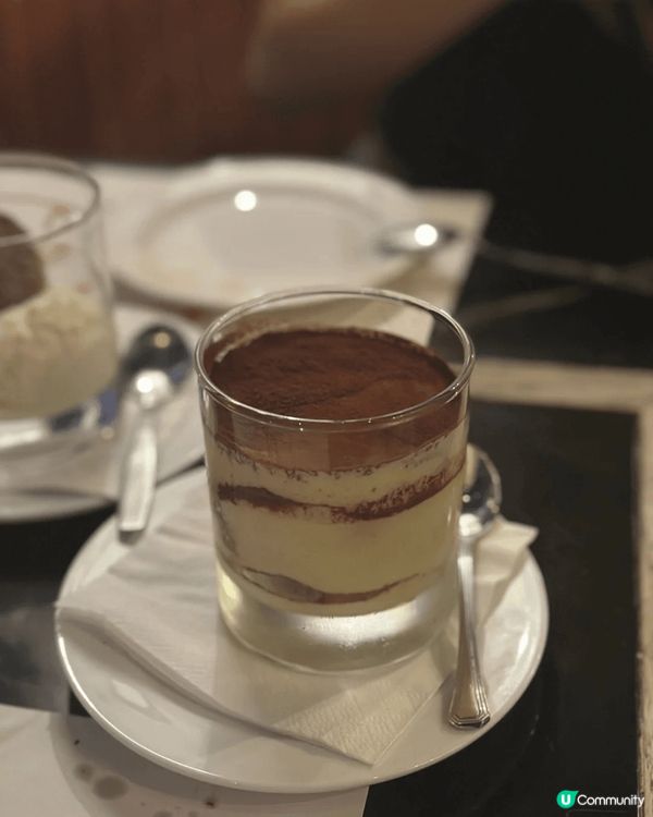 夜晚去坐露台,佈滿燈串連中環夜景,景色優美